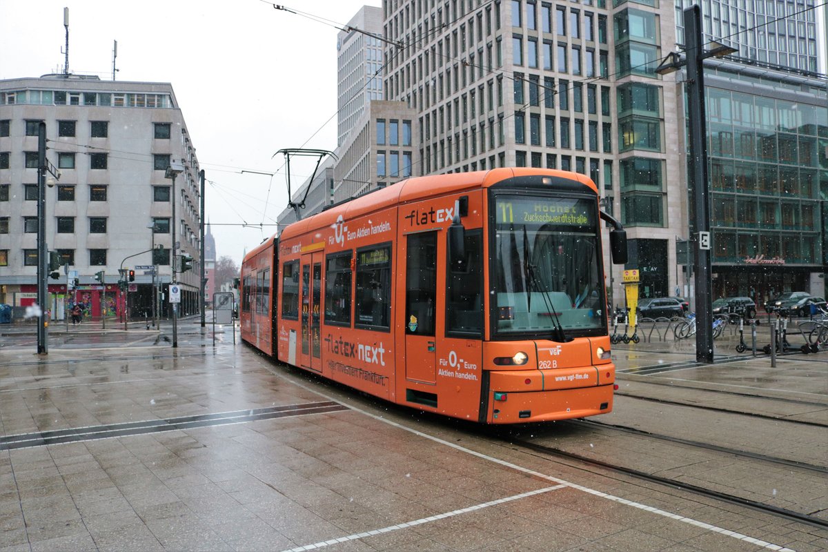 VGF Bombardier Flexity Classic S-Wagen 262 am 30.01.21 in Frankfurt am Main Willy Brandt Platz