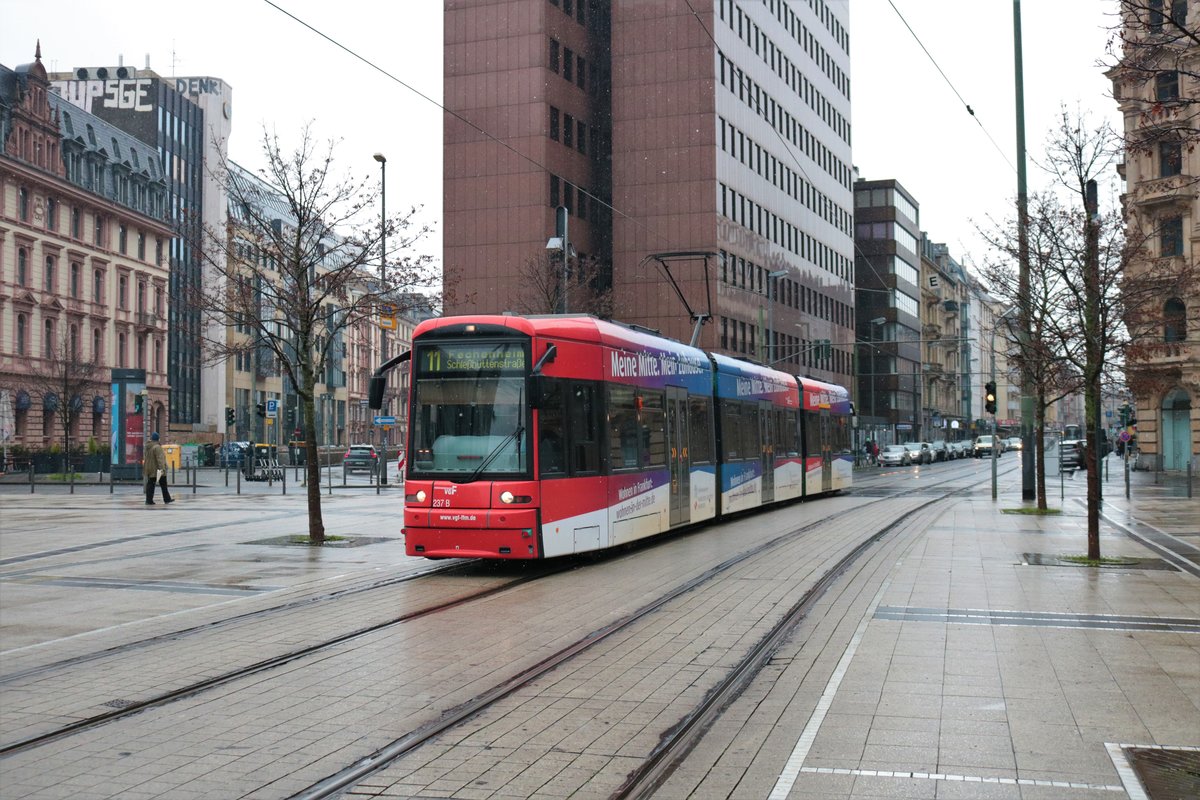 VGF Bombardier Flexity Classic S-Wagen 237 am 30.01.21 in Frankfurt am Main Willy Brandt Platz