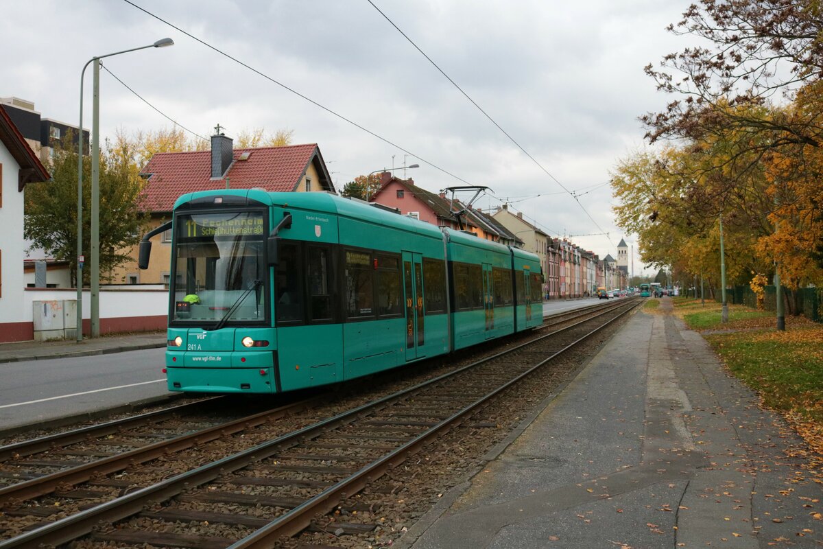 VGF Bombardier Flexity Classic S-Wagen 241 am 05.11.21 in Frankfurt am Main Nied