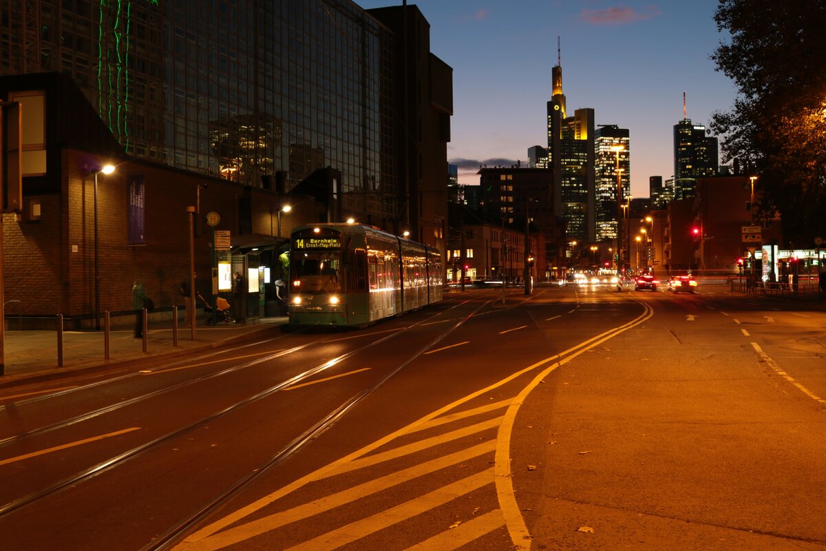 VGF Bombardier Flexity Classic S-Wagen 256 am 05.11.21 in Frankfurt am Main 