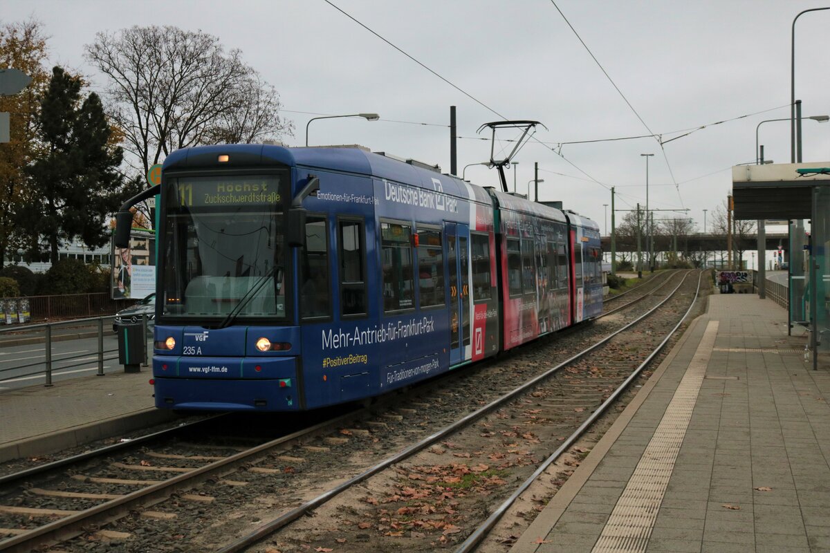 VGF Bombardier Flexity Classic S-Wagen 235 am 21.11.21 in Frankfurt am Main Riederhöfe