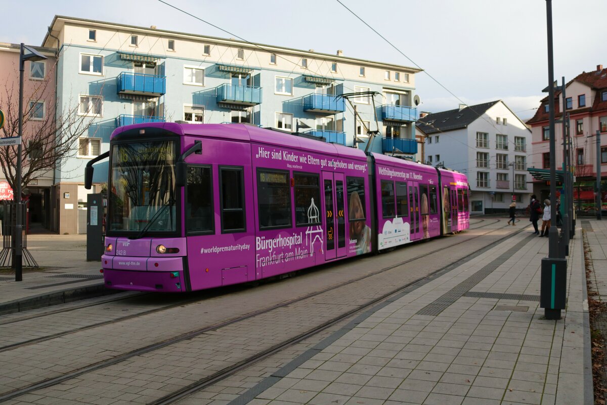 VGF Bombardier Flexity Classic S-Wagen 242 am 27.11.21 in Frankfurt am Main