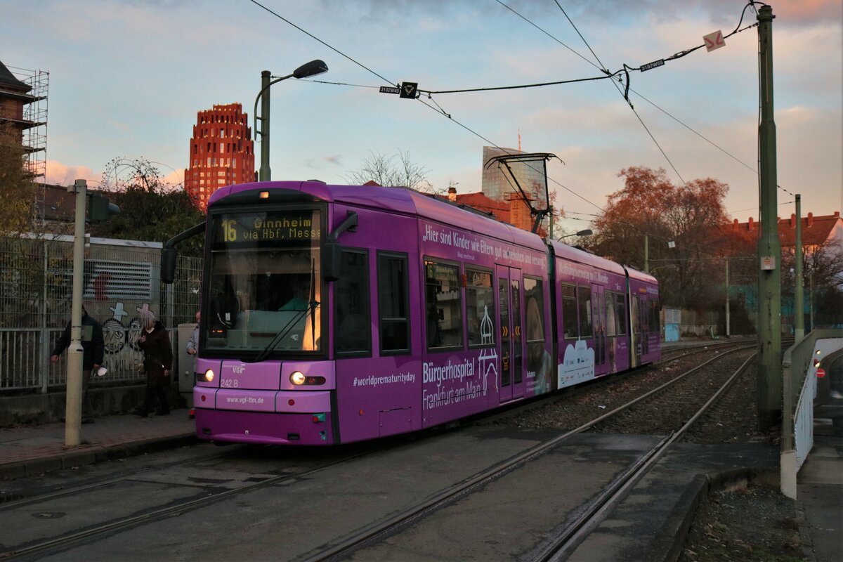 VGF Bombardier Flexity Classic S-Wagen 242 am 27.11.21 in Frankfurt am Main