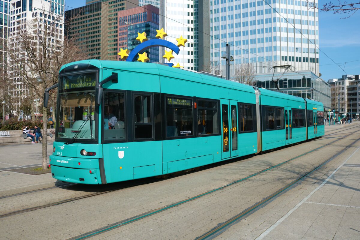 VGF Bombardier Flexity Classic S-Wagen 225 Fechenheim am 12.03.22 in Frankfurt