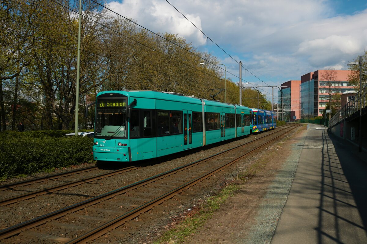 VGF Bombardier Flexity Classic S-Wagen 236+203 am 10.04.22 in Frankfurt als Stadionverkehr auf der Linie 20 