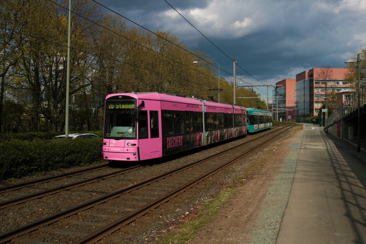VGF Bombardier Flexity Classic S-Wagen 252+2xx am 10.04.22 in Frankfurt als Stadionverkehr auf der Linie 20