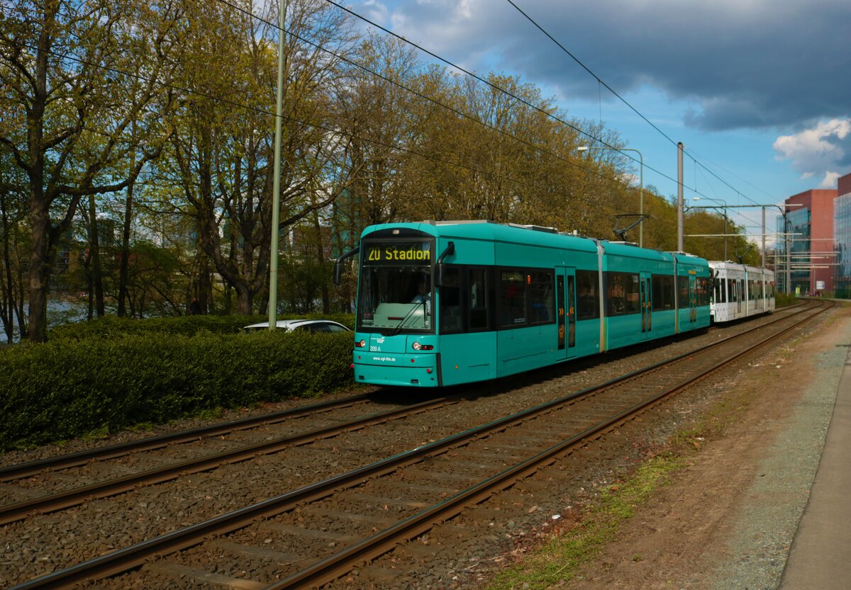 VGF Bombardier Flexity Classic S-Wagen 209+2xx am 10.04.22 in Frankfurt als Stadionverkehr auf der Linie 20