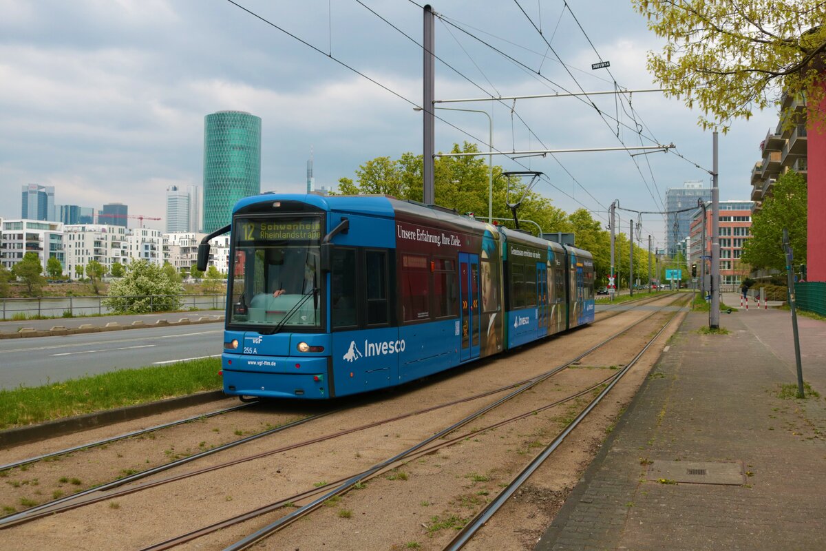 VGF Bombardier Flexity Classic S-Wagen 255 am 23.04.22 in Frankfurt
