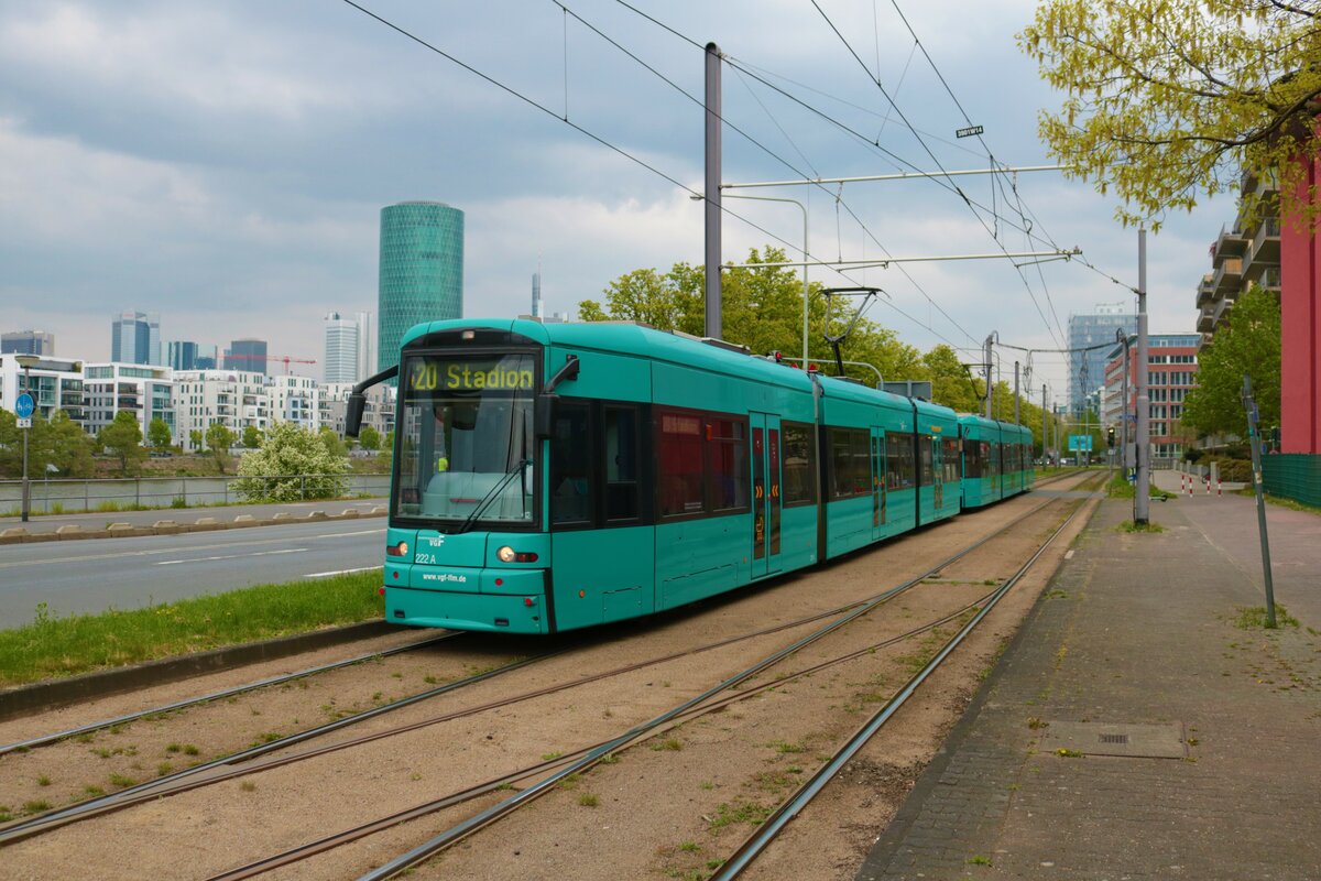 VGF Bombardier Flexity Classic S-Wagen 222+2xx als Linie 20 Stadionverkehr am 23.04.22 in Frankfurt