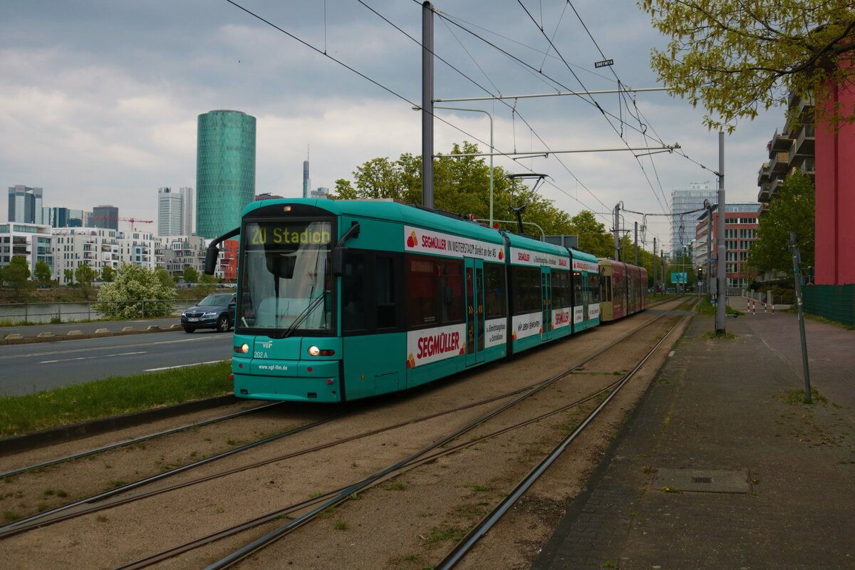 VGF Bombardier Flexity Classic S-Wagen 202+2xx als Linie 20 Stadionverkehr am 23.04.22 in Frankfurt