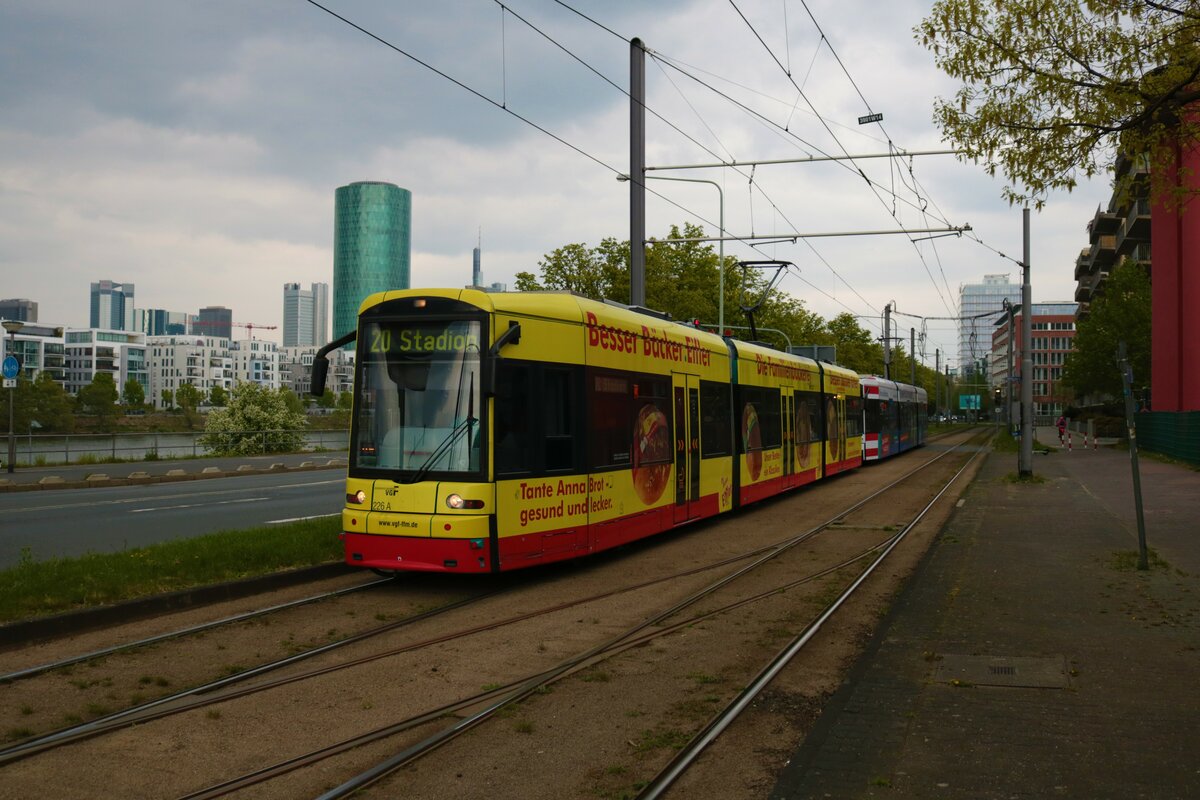 VGF Bombardier Flexity Classic S-Wagen 226+2xx als Linie 20 Stadionverkehr am 23.04.22 in Frankfurt