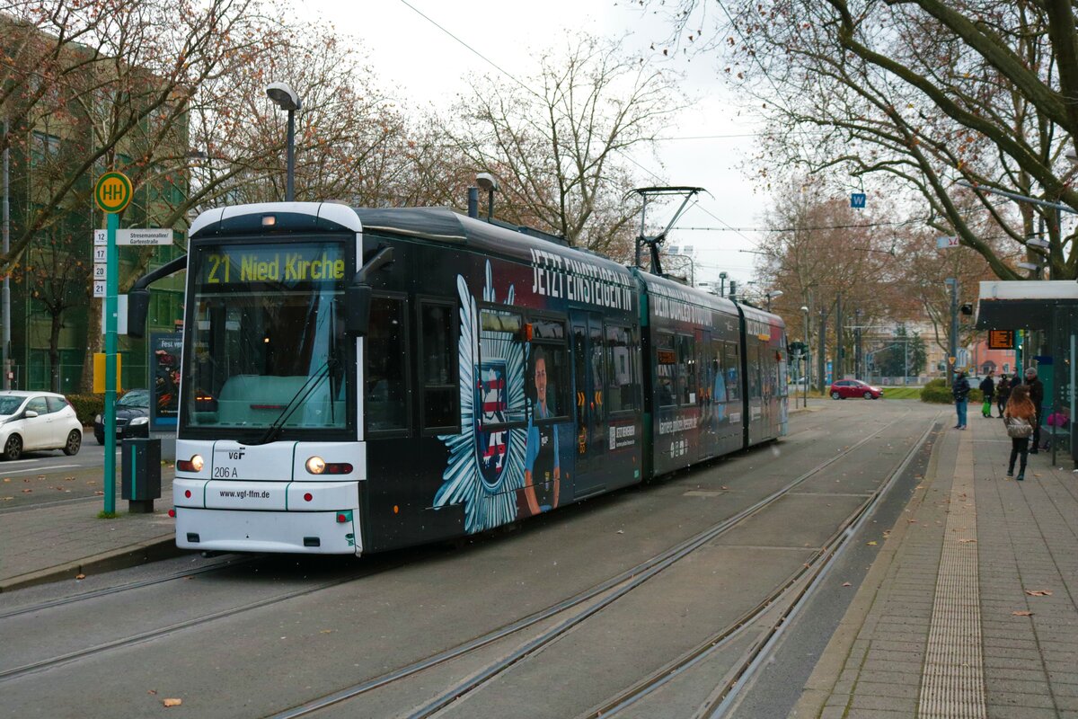VGF Bombardier Flexity Classic S-Wagen 206 am 10.12.22 in Frankfurt am Main