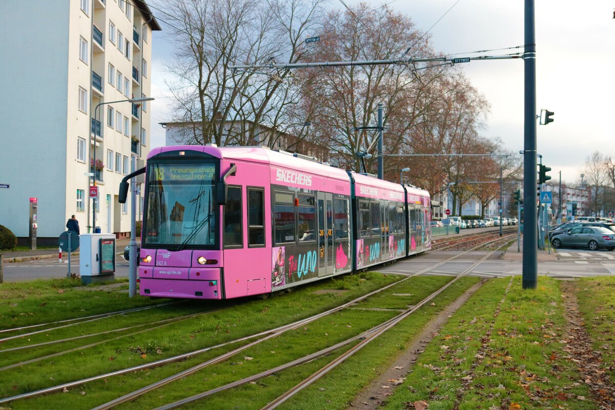 VGF Bombardier Flexity Classic S-Wagen 242 am 10.12.22 in Frankfurt am Main