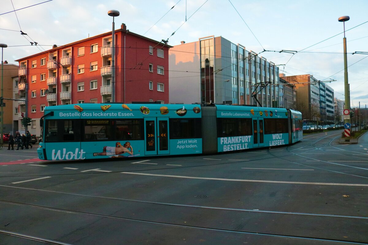 VGF Bombardier Flexity Classic S-Wagen 255 am 10.12.22 in Frankfurt am Main