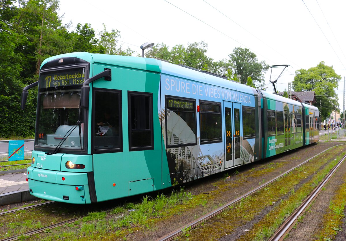 VGF Bombardier Flexity Classic S-Wagen 255 am 25.05.24 in Frankfurt am Main
