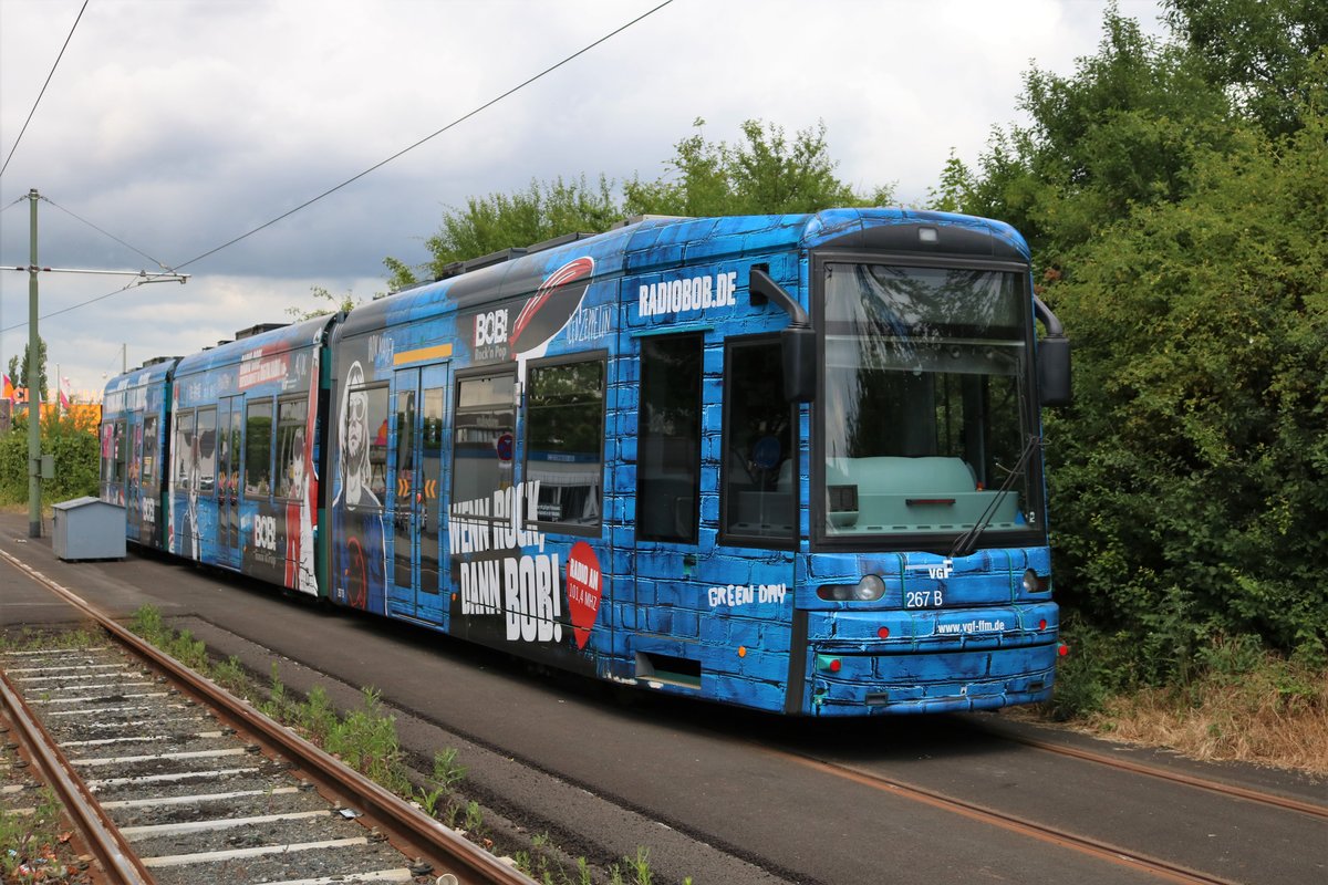 VGF Bombardier Flexity Classis S-Wagen 267 mit Radio BOB Vollwerbung am 01.06.18 in Frankfurt als Reserve Wagen für den Inselverkehr in Fechenheim 