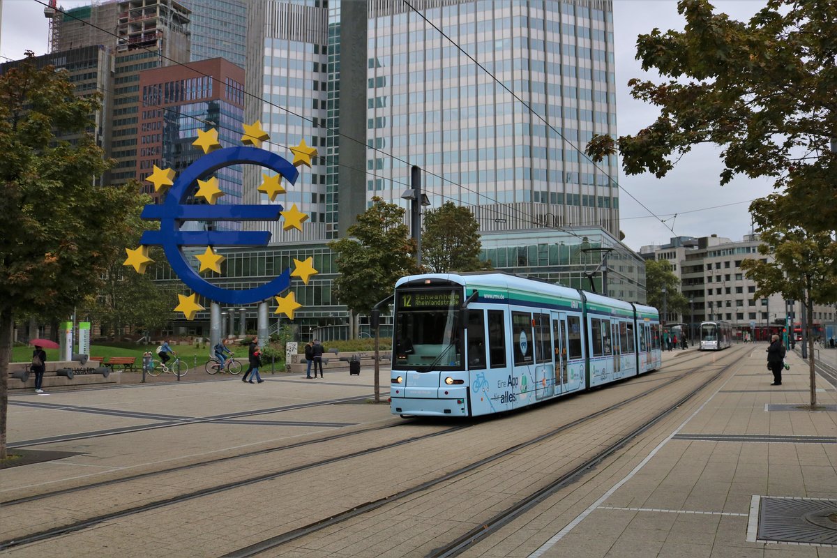 VGF Bombardier Flexity Classis S-Wagen 227 am 29.09.19 in Frankfurt Willy Brandt Platz