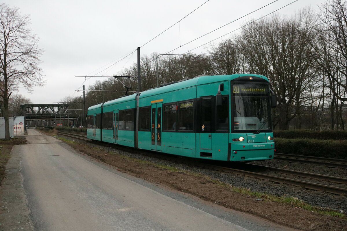 VGF Bombardier Flexity Classis S-Wagen 218 am 18.12.21 in Frankfurt am Main