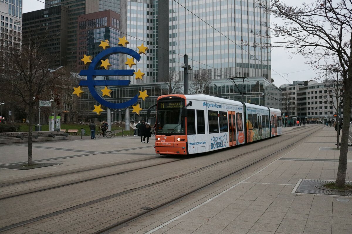 VGF Bombardier Flexity Classis S-Wagen 248 am 18.12.21 in Frankfurt am Main
