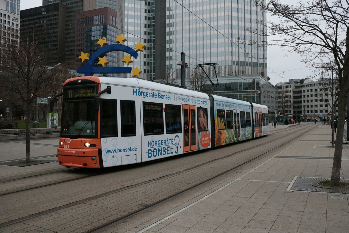 VGF Bombardier Flexity Classis S-Wagen 248 am 18.12.21 in Frankfurt am Main