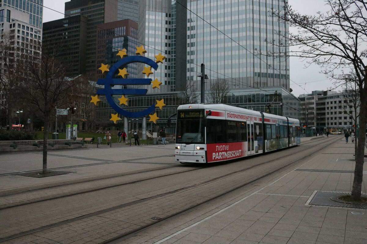 VGF Bombardier Flexity Classis S-Wagen 251 am 18.12.21 in Frankfurt am Main