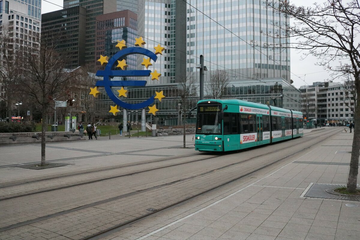 VGF Bombardier Flexity Classis S-Wagen 223 am 18.12.21 in Frankfurt am Main
