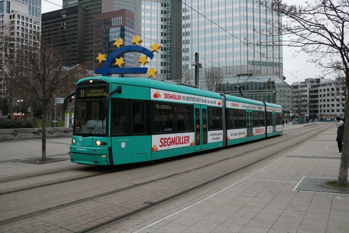 VGF Bombardier Flexity Classis S-Wagen 223 am 18.12.21 in Frankfurt am Main