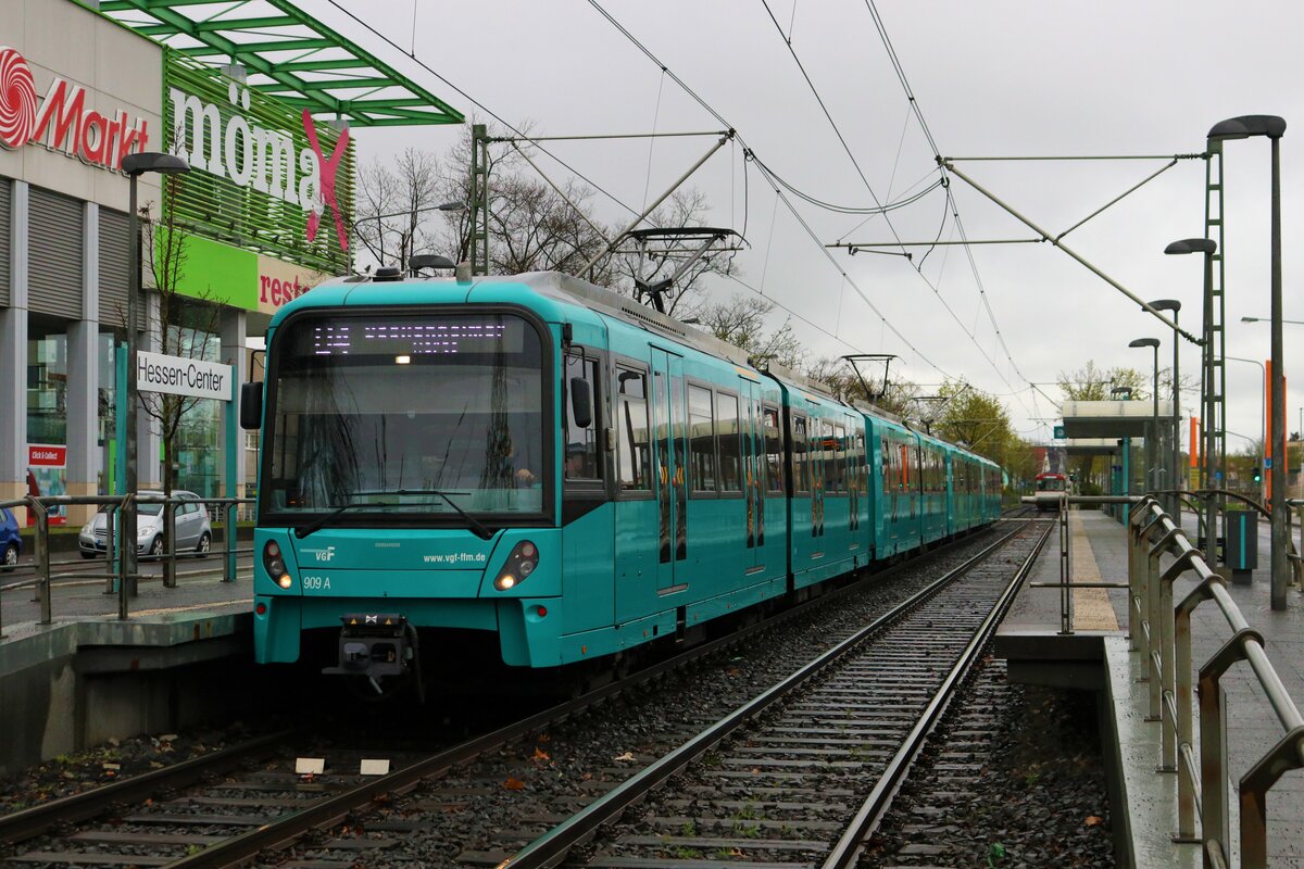 VGF Bombardier Flexity Swift U5-100 Wagen 909 am 01.04.23 auf der Linie U7 in Frankfurt am Main