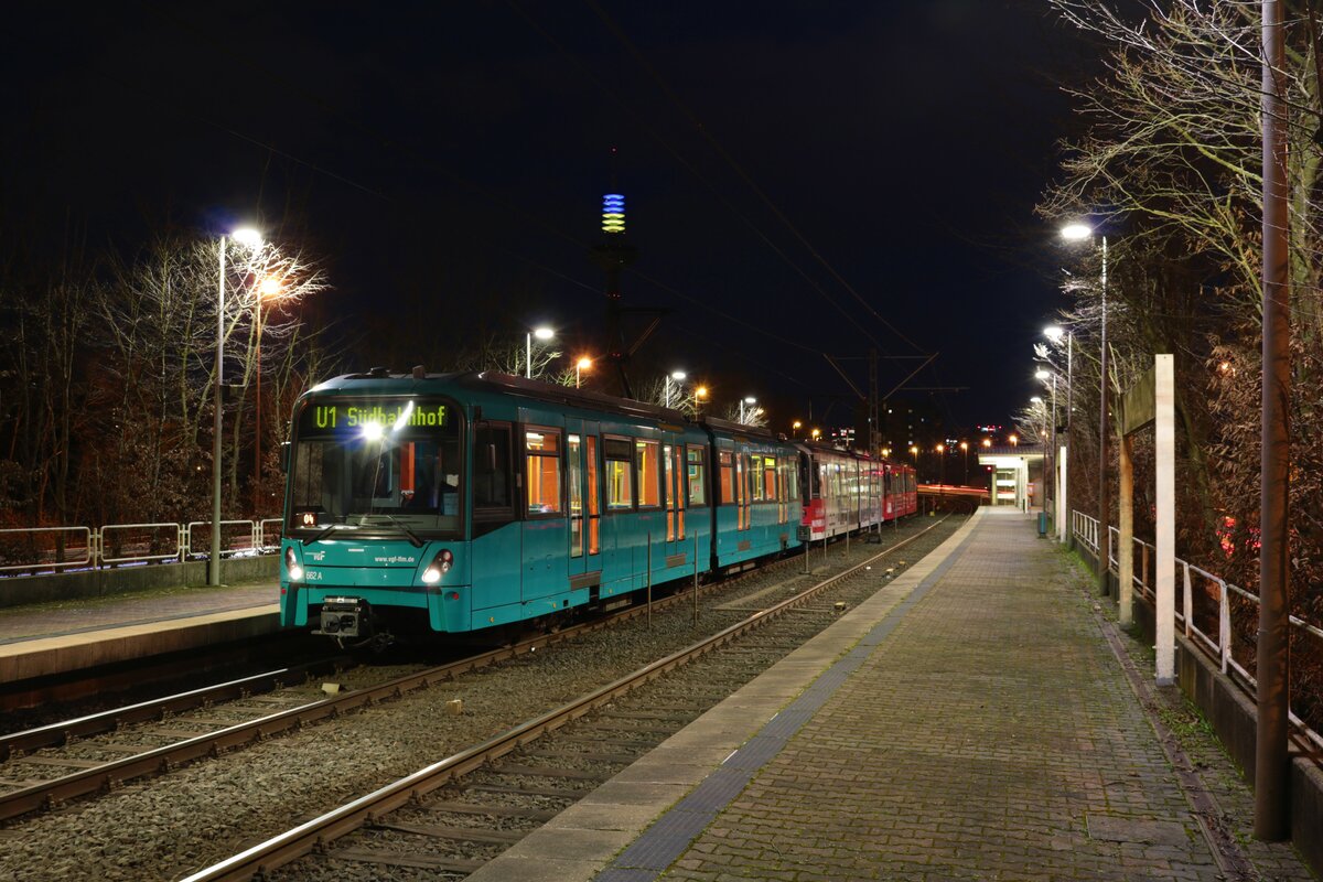 VGF Bombardier Flexity Swift U5-25 Wagen 662 am 05.03.22 in Frankfurt Niddapark mit dem Fernsehturm in den Farben der Ukraine