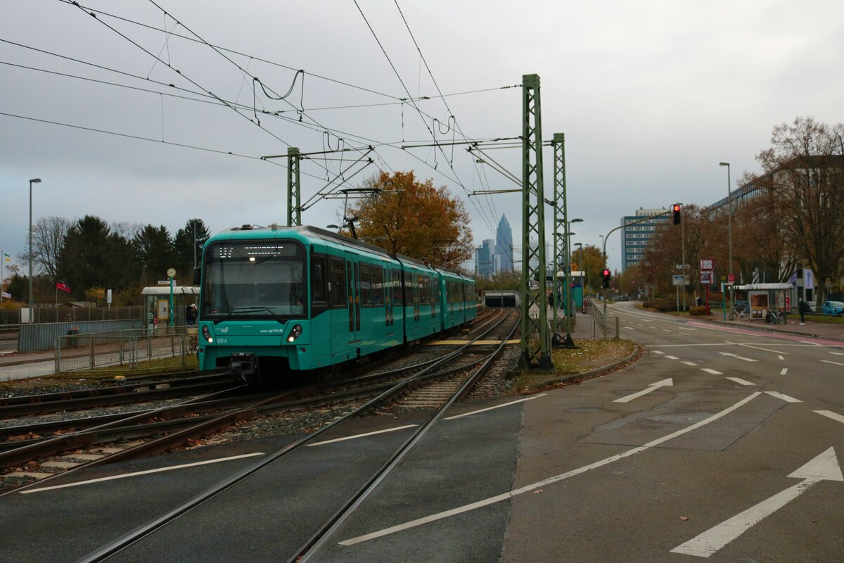 VGF Bombardier Flexity Swift U5-50 Wagen 909 am 14.11.21 in Frankfurt am Main Industriehof