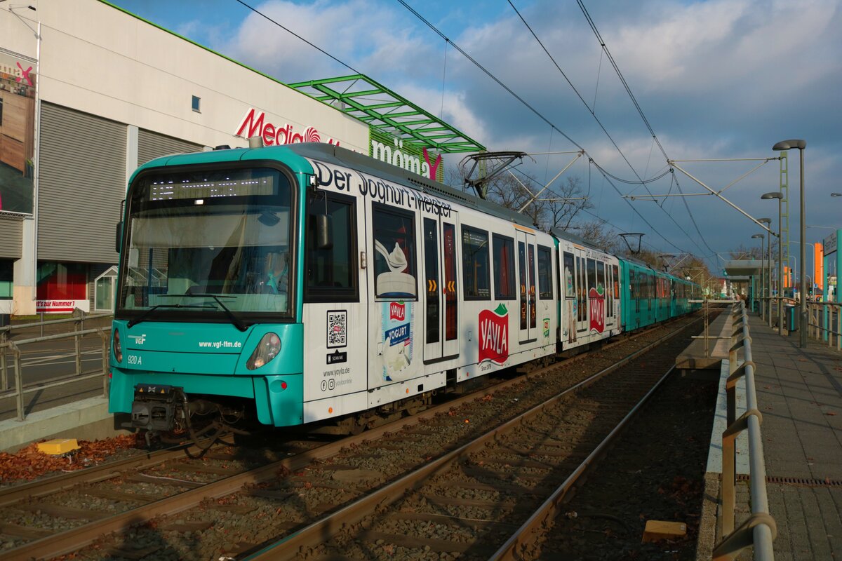 VGF Bombardier Flexity Swift U5-50 Wagen 920 am 19.12.21 in Frankfurt am Main Enkheim Hessen Center