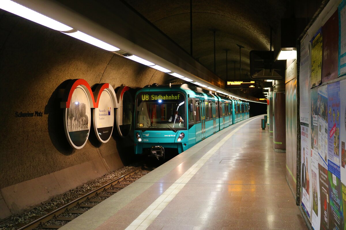 VGF Bombardier Flexity Swift U5-50 Wagen 818 am 10.01.22 in Frankfurt Schweizer Platz