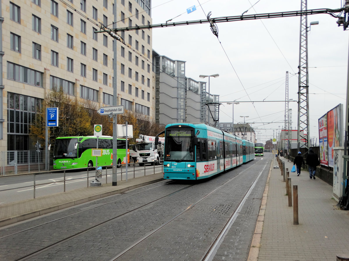 VGF Bombardier S-Wagen 202 als Doppeltraktion auf der Linie 20 beim Ausrücken in Frankfurt am Main am 26.11.16