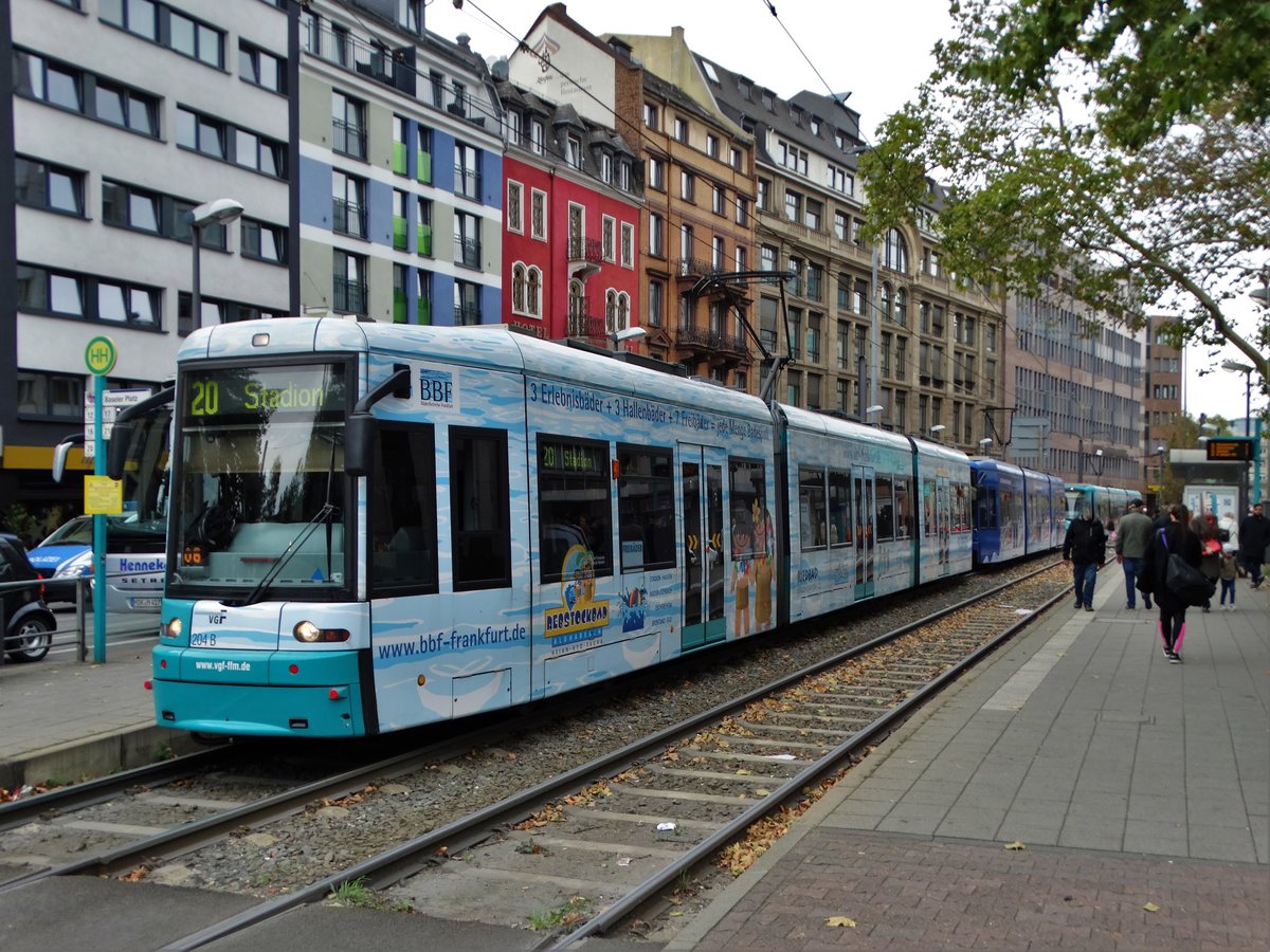 VGF Bombardier S-Wagen 204 und 2xx als Doppeltraktion am 21.10.17 in Frankfurt am Main Basler Platz