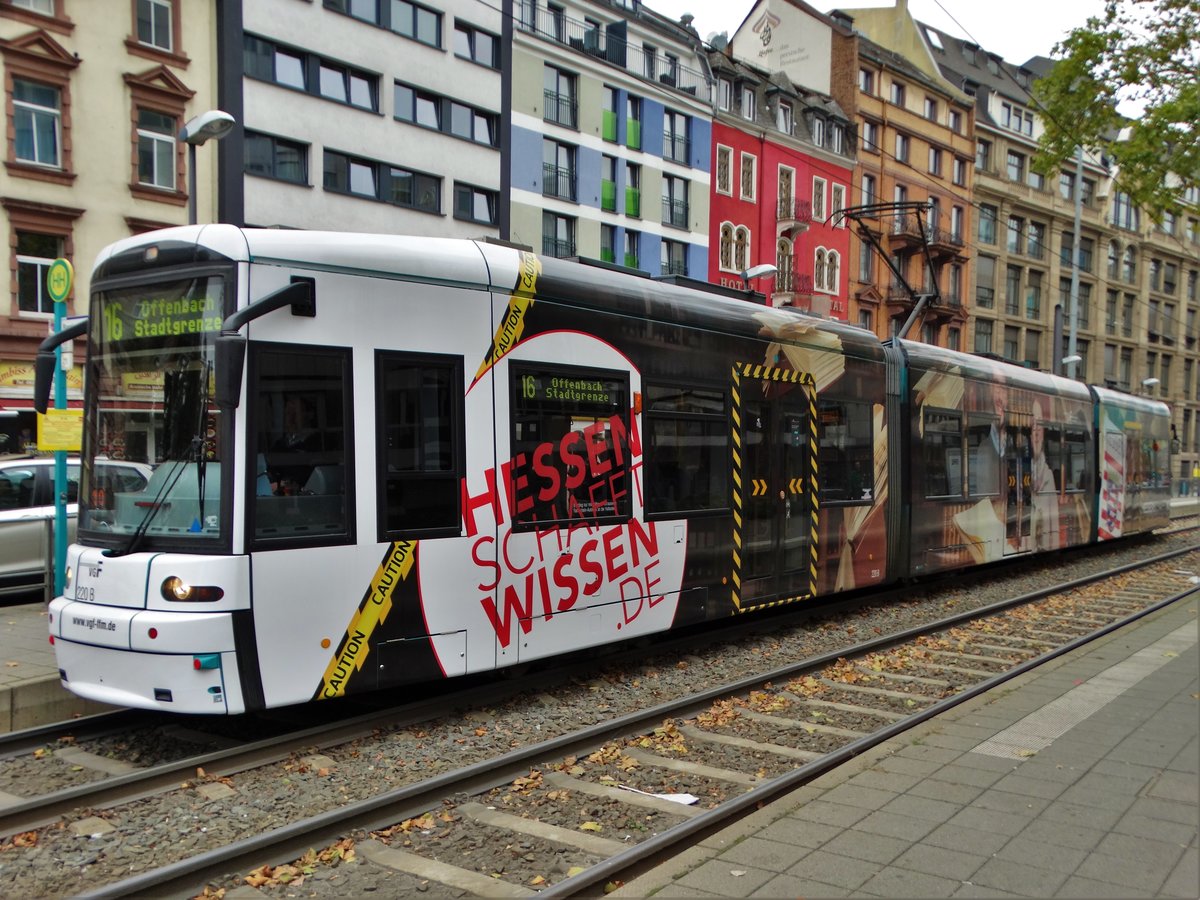 VGF Bombardier S-Wagen 220 am 21.10.17 in Frankfurt am Main Basler Platz