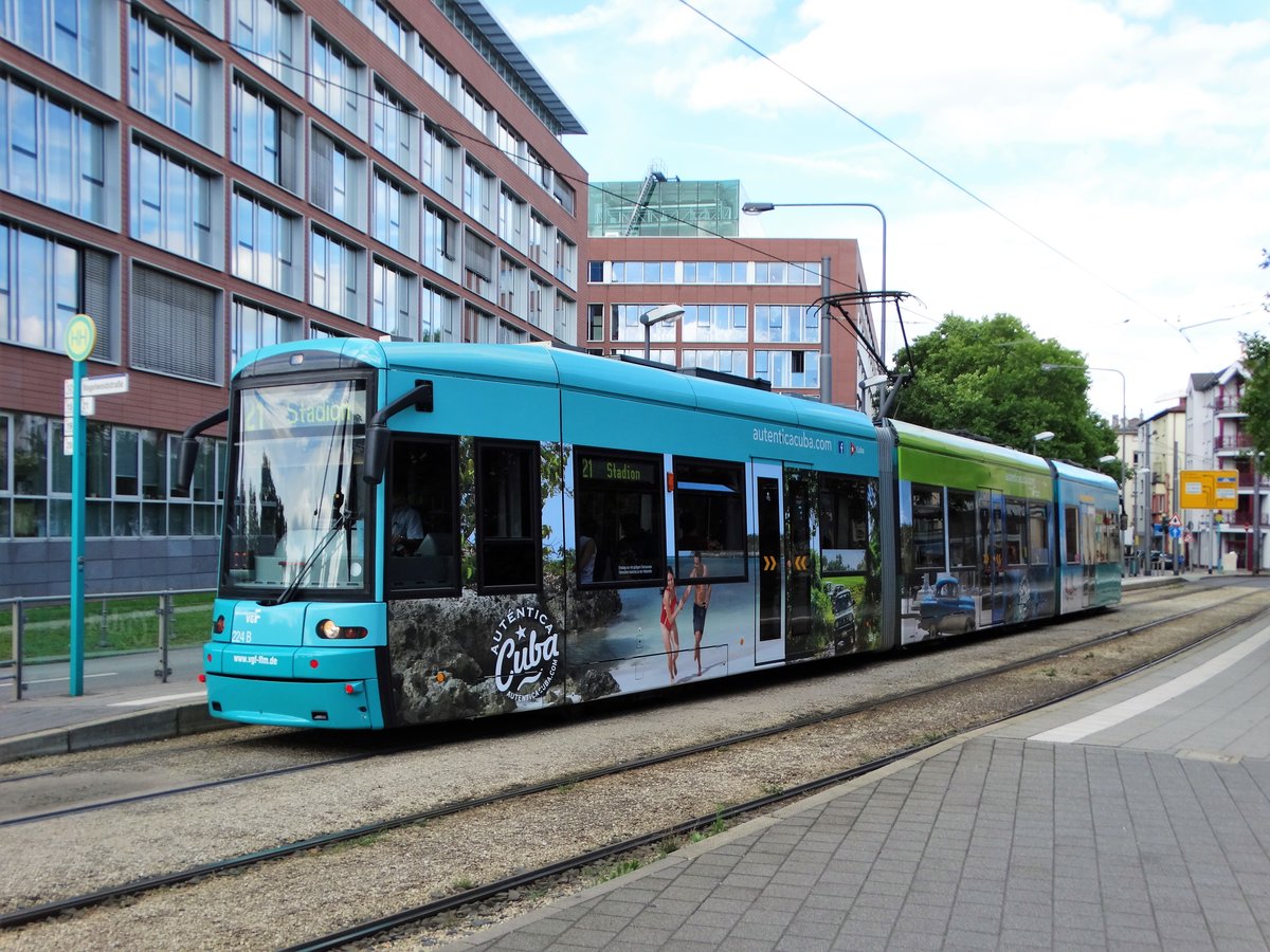 VGF Bombardier S-Wagen 227 mit Vollwerbung Cuba am 29.07.17 in Frankfurt am Main