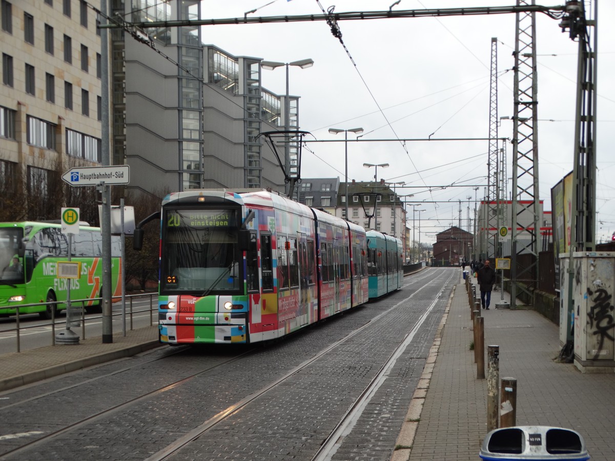 VGF Bombardier S-Wagen 233 + 2xx als Doppeltraktion auf der Linie 20 in Frankfurt am Main am 21.11.15