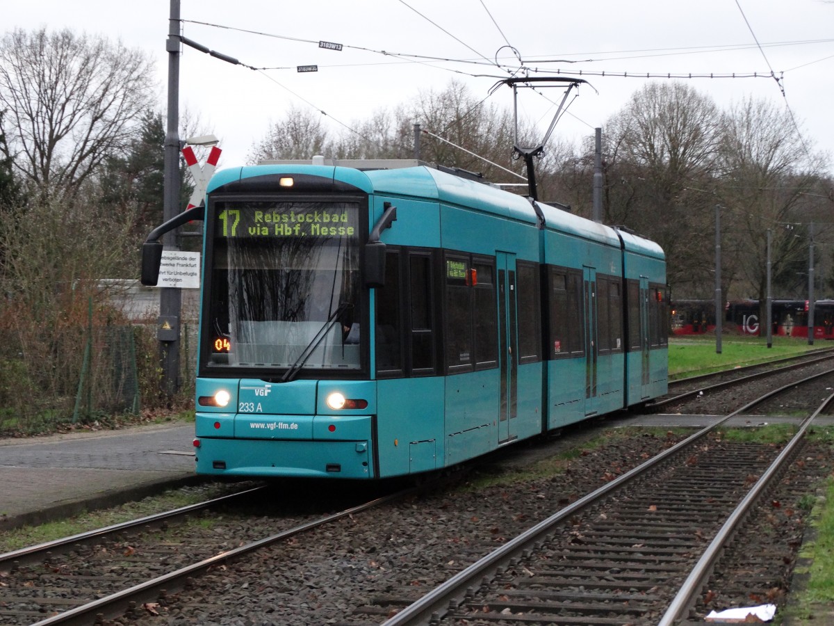 VGF Bombardier S-Wagen 233 am 23.12.14 in Frankfurt am Main Luoisa auf der Linie 17 