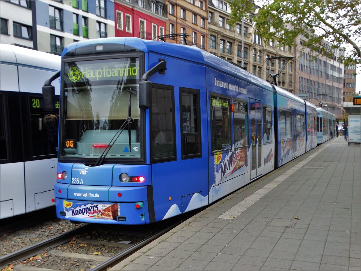 VGF Bombardier S-Wagen 235 (Knoppers Vollwerbung) und 2xx als Doppeltraktion am 21.10.17 in Frankfurt am Main Basler Platz