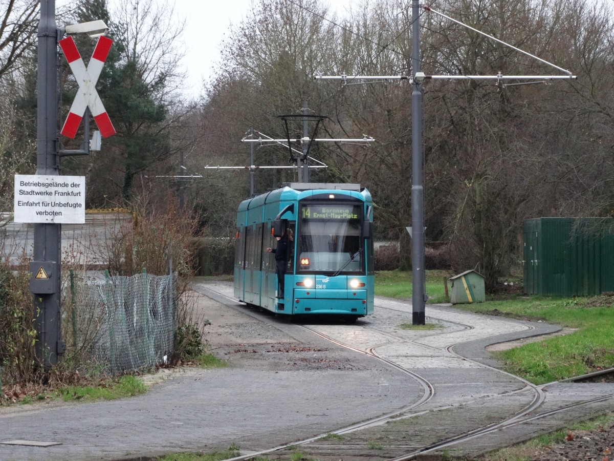 VGF Bombardier S-Wagen 236 am 23.12.14 in Frankfurt am Main Luoisa 