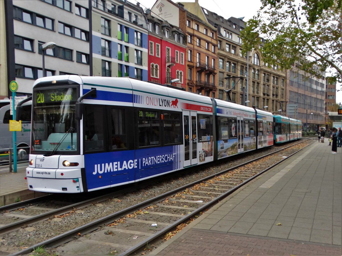 VGF Bombardier S-Wagen 238 und 2xx als Doppeltraktion am 21.10.17 in Frankfurt am Main Basler Platz