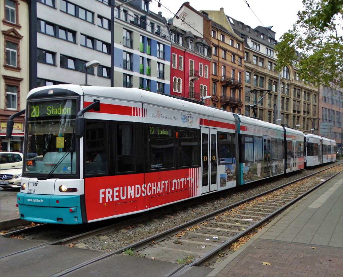 VGF Bombardier S-Wagen 251 und 2xx als Doppeltraktion am 21.10.17 in Frankfurt am Main Basler Platz