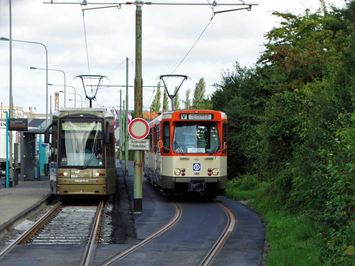 VGF Bombardier S-Wagen 258 und Düwag Pt-Wagen 148 am 20.08.17 in Frankfurt am Main beim Pausieren an der Hugo Junkers Straße 