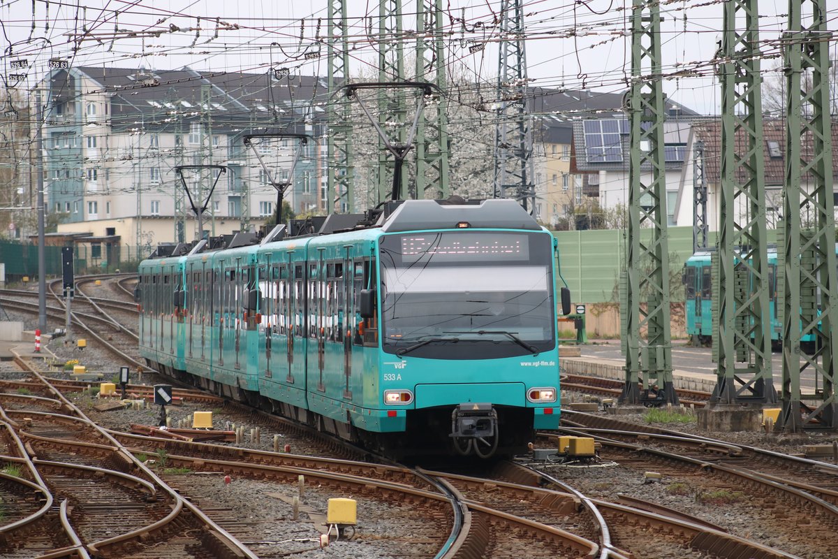 VGF Bombardier U4 Wagen 533 am 06.04.19 in Frankfurt Heddernheim als U2 vom Bahnsteig aus mit Tele Zoom fotografiert