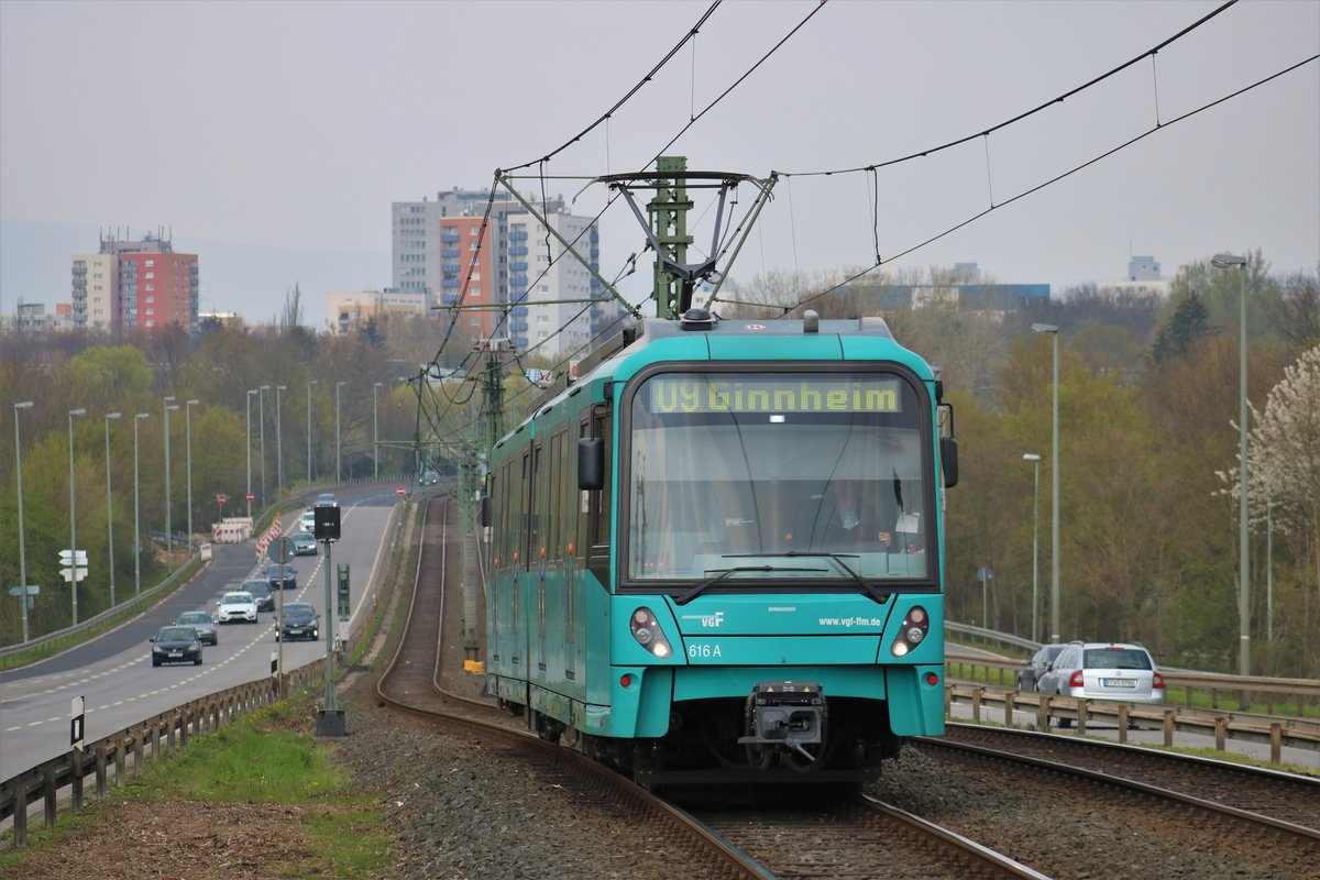 VGF Bombardier U5-25 Wagen 616 am 06.04.19 in Frankfurt Niddpark als U9 vom Bahnsteig aus mit Tele Zoom fotografiert