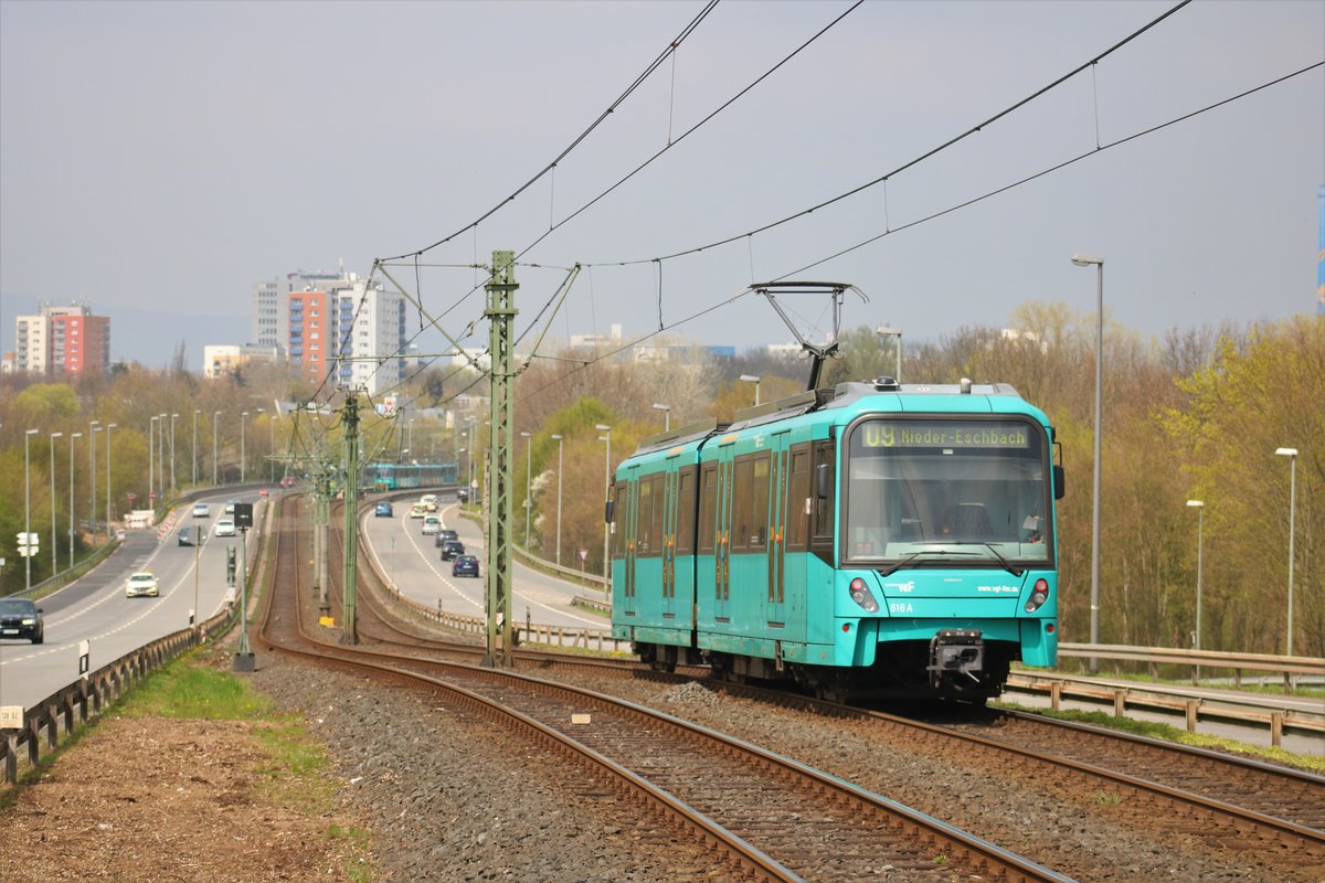 VGF Bombardier U5-25 Wagen 616 am 06.04.19 in Frankfurt Niddpark als U9 vom Bahnsteig aus mit Tele Zoom fotografiert