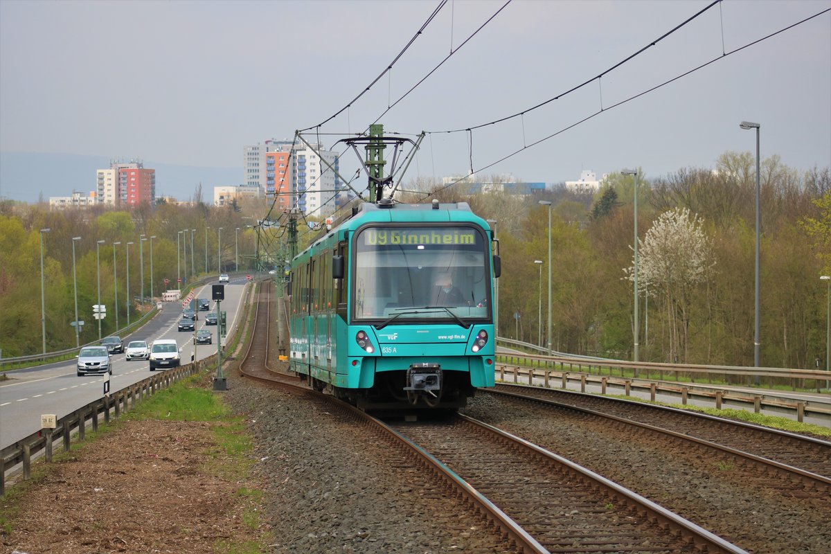 VGF Bombardier U5-25 Wagen 635 am 06.04.19 in Frankfurt Niddpark als U9 vom Bahnsteig aus mit Tele Zoom fotografiert