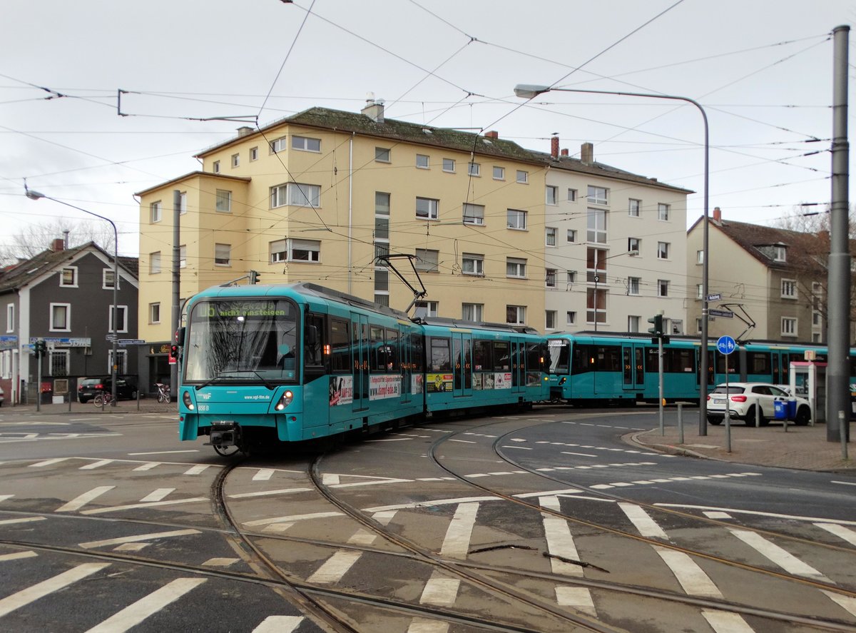 VGF Bombardier U5-25 Wagen 656 am 14.01.17 in Frankfurt am Main Eckenheim beim Ausrücken aus dem Betriebshof. Fotografiert von einen Gehweg