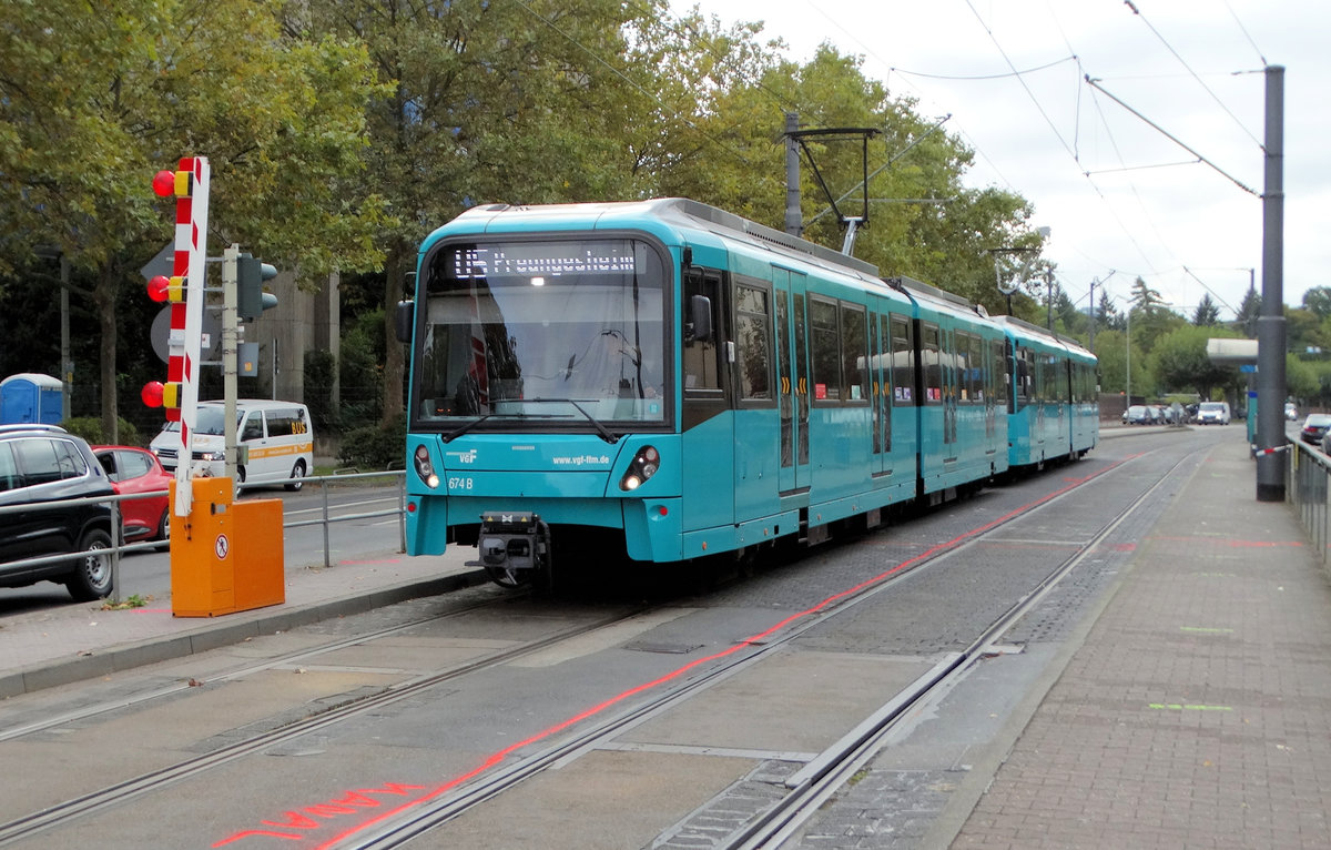 VGF Bombardier U5-25 Wagen 674 am 13.10.16 in Frankfurt Marbachweg/Souialzentrum 