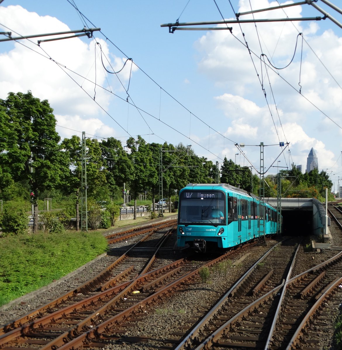 VGF Bombardier U5-25 Wagen 674am 01.09.17 in Frankfurt Industriehof auf der U7 vom Bahnsteig aus fotografiert